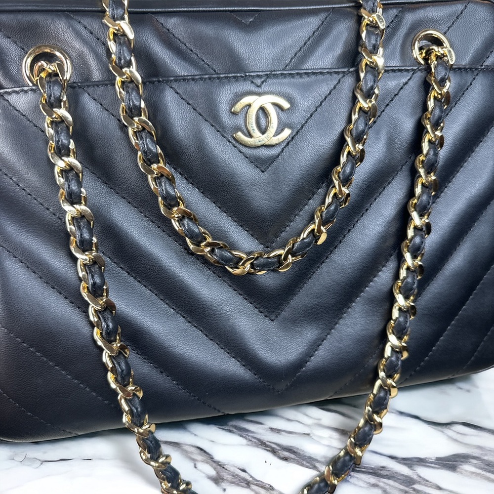 CHANEL CHEVRON lambskin shoulder/handbag - Picture 2 of 14